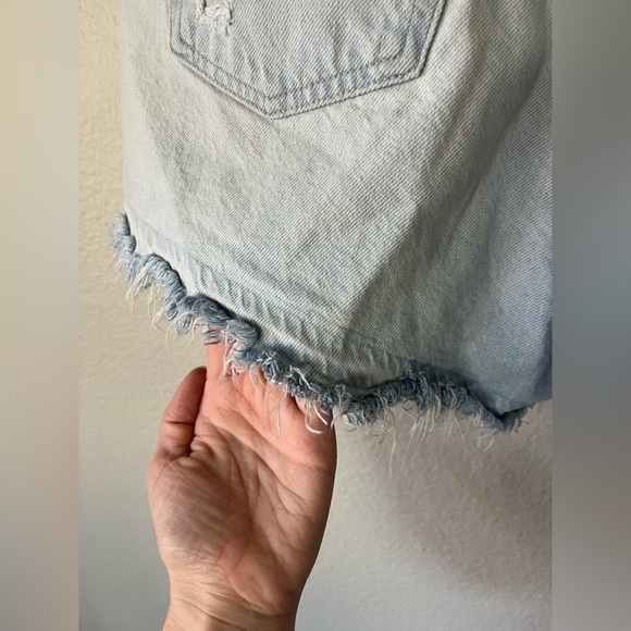 Levi’s Light Wash High Waisted Mom Distressed Jean Shorts Women’s Size 31/12 - Picture 8 of 14